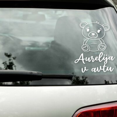 otrok v avtu